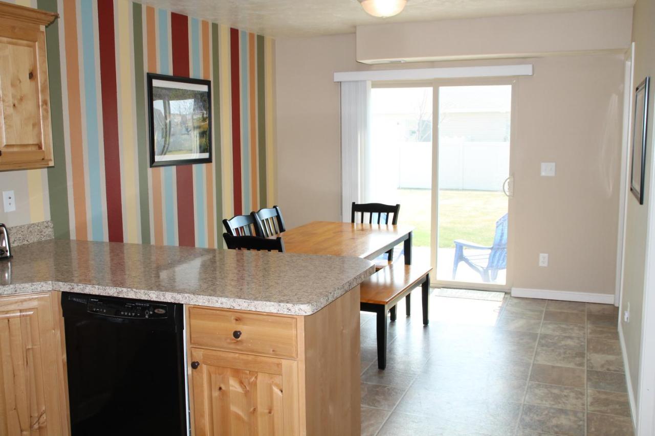 3 Queen Beds, 1 Twin Bed, 2 Rooms, 1 And A Half Bath, Self Check-In, Flexcation Equipped Idaho Falls Eksteriør bilde